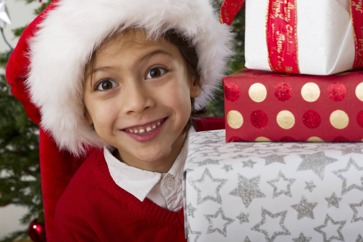 Junge mit Weihnachtsgeschenken