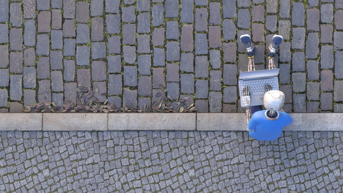 Ein Roboter tippt auf einem Laptop