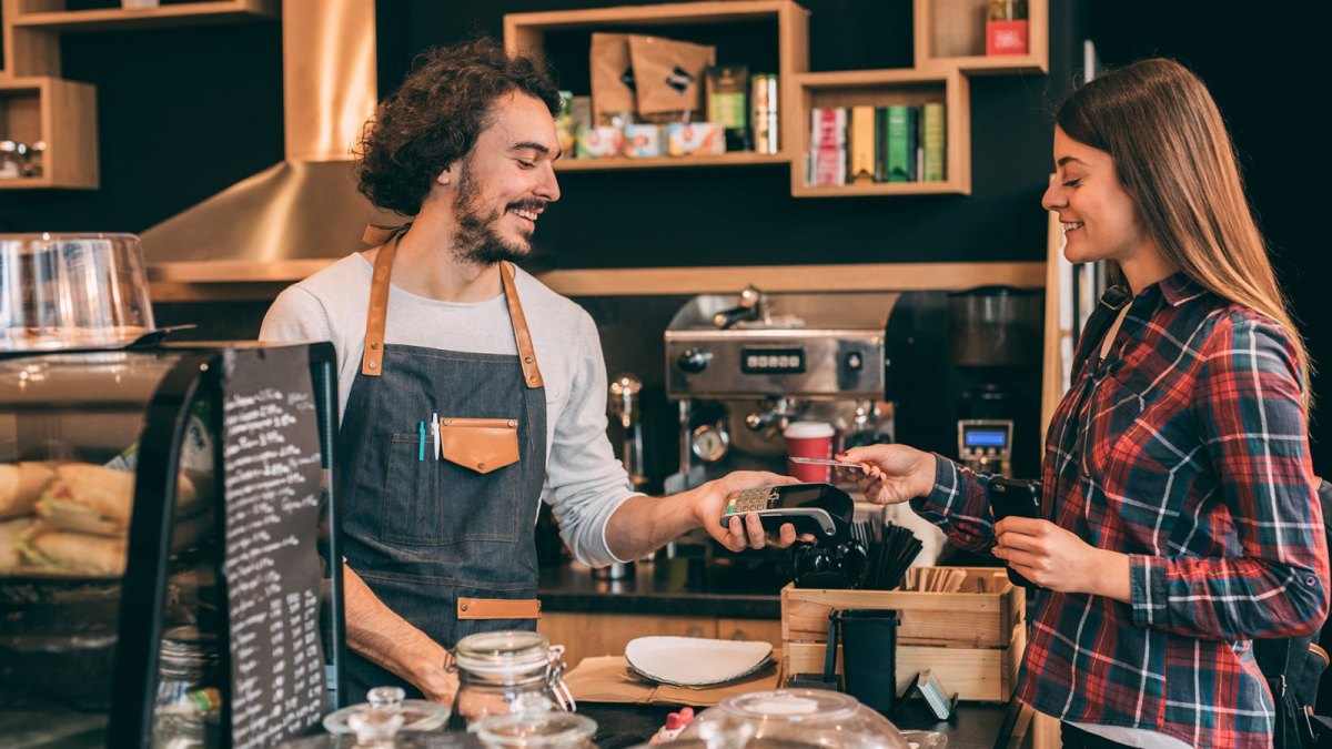 Kreditkarte mit Apple Pay: Diese Frau zahlt so oder so kontaktlos.