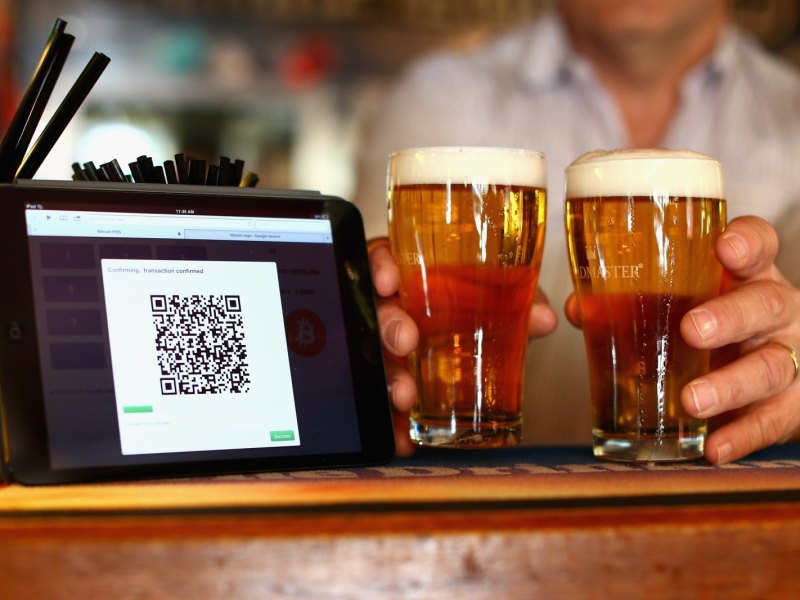 Bier neben einem Bitcoin-QR-Code