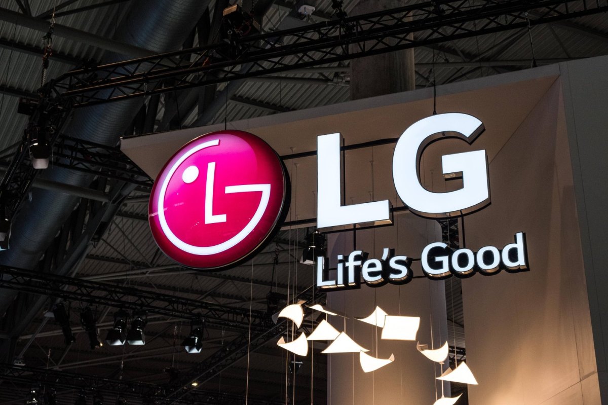 LG-Logo in einem Raum.