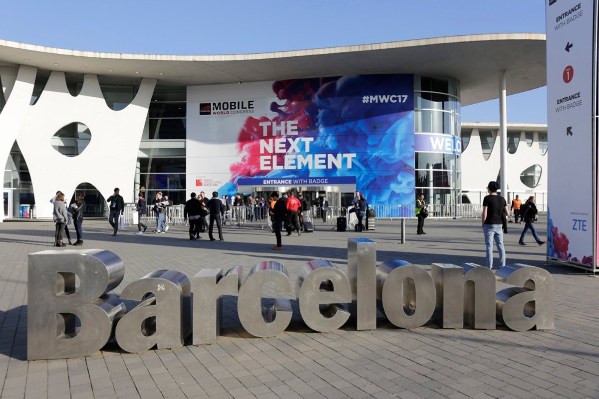 Barcelona-Buchstabenzug vor dem Gebäude des Mobile World Congress