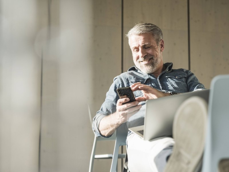 Mann mit Smartphone