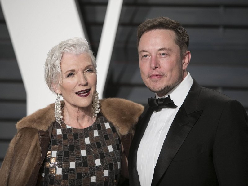 Maye und Elon Musk auf dem roten Teppich.