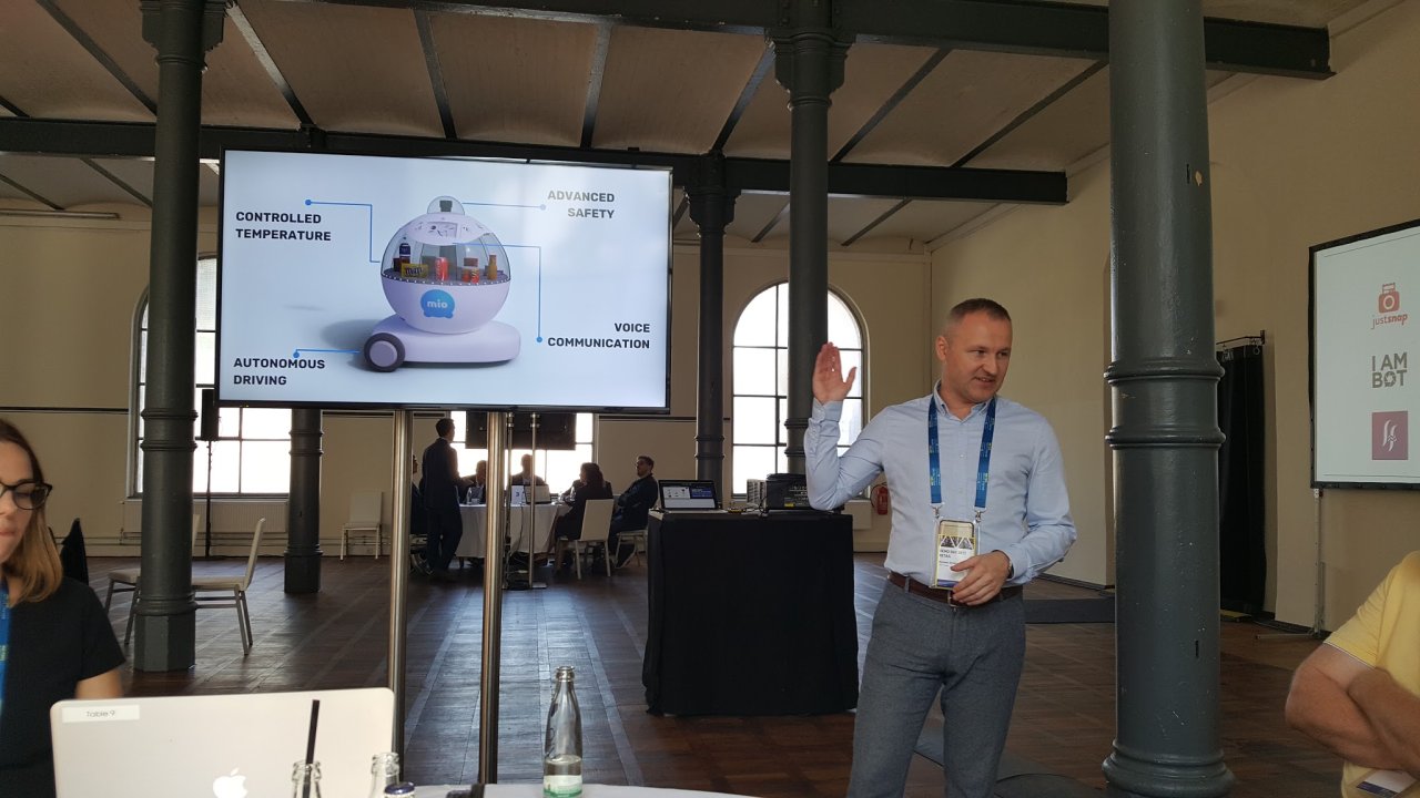 MIO ist zugleich Marketing-Tool, als auch Liefer- und Verkaufsroboter. MIO ist zugleich Marketing-Tool, als auch Liefer- und Verkaufsroboter.