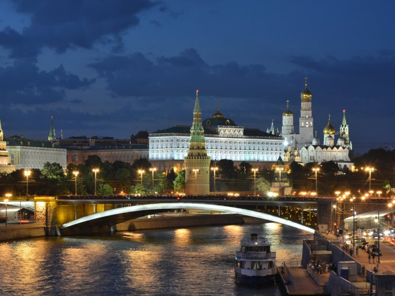 Kreml in Moskau und Bolshoy-Kamenny-Brücke