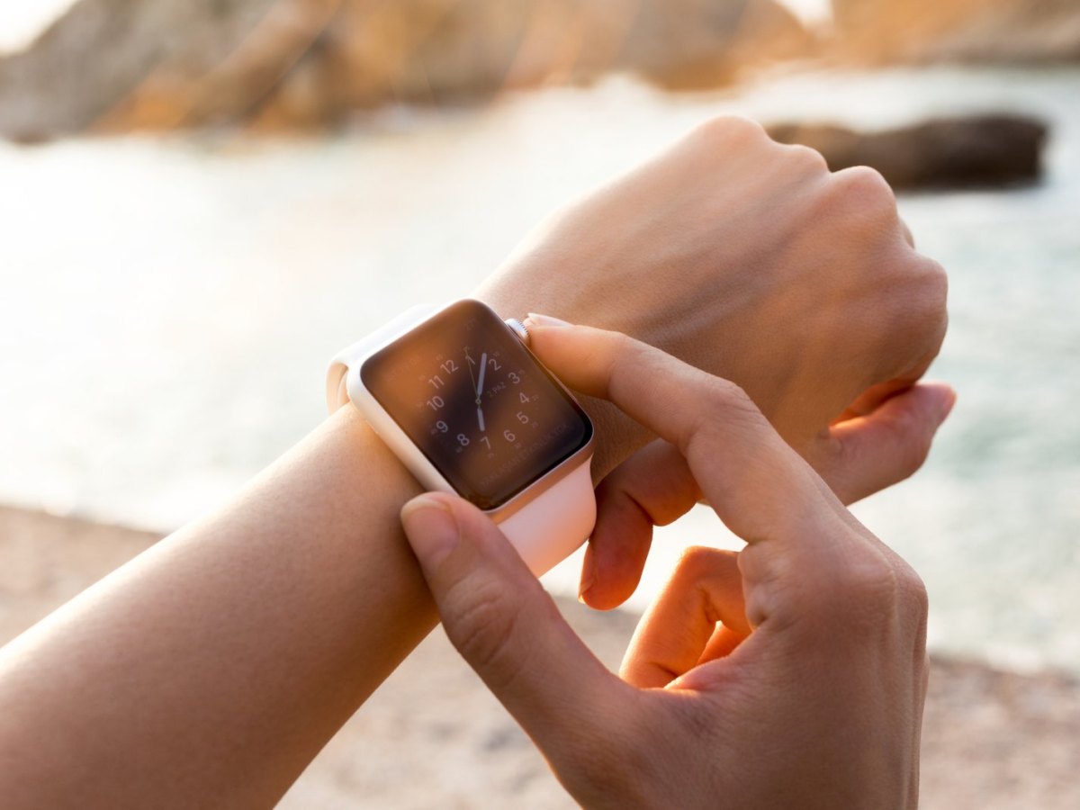 Apple Watch am Handgelenk einer Frau.