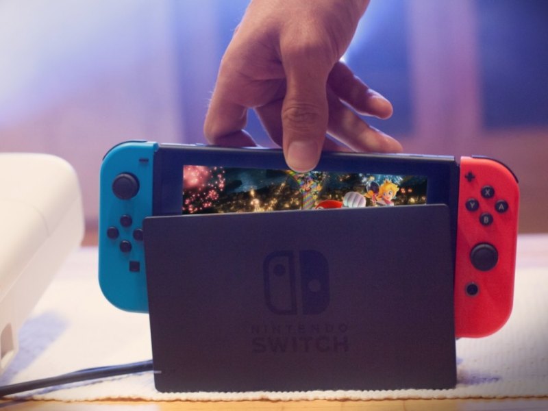 Hand greift nach einer Nintendo Switch