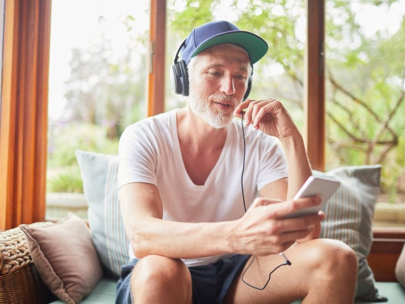 Ein Mann hört mit Kopfhörern Musik