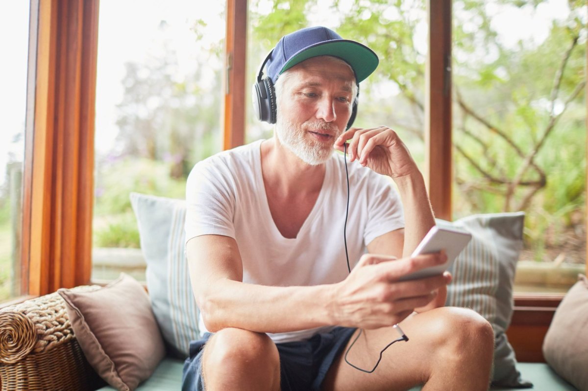 Ein Mann hört mit Kopfhörern Musik