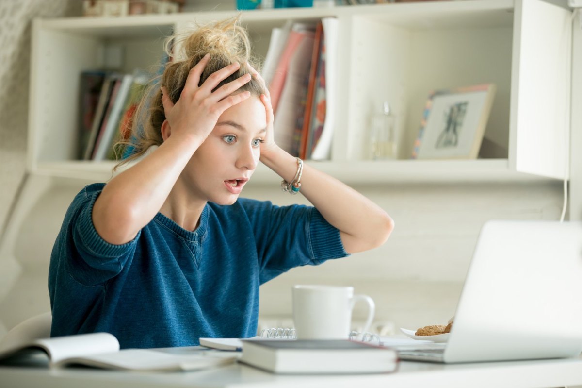 Frau verzweifelt vor dem Laptop