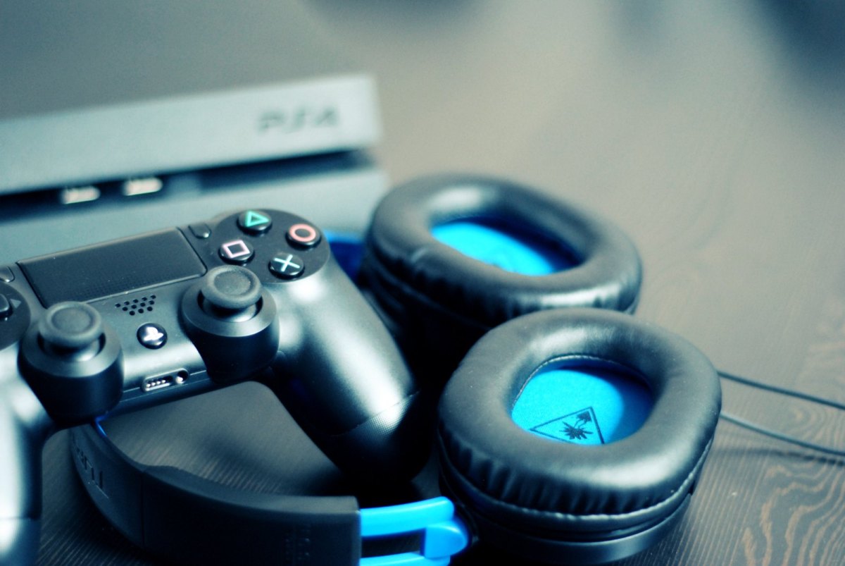 DualShock 4 liegt mit Headset neben einer PS4