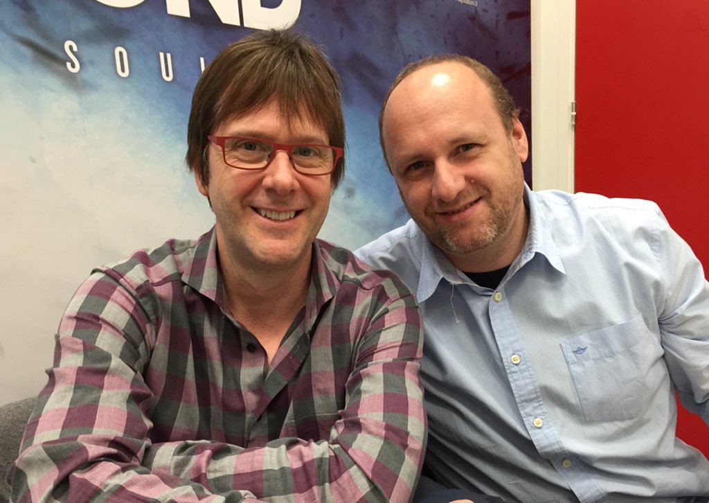 Mark Cerny (links) neben dem Musiker und Videospieldesigner David "Cage" De Gruttola.