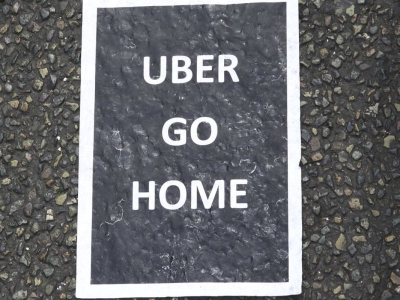 Plakat mit der AUfschrift "Uber go home"