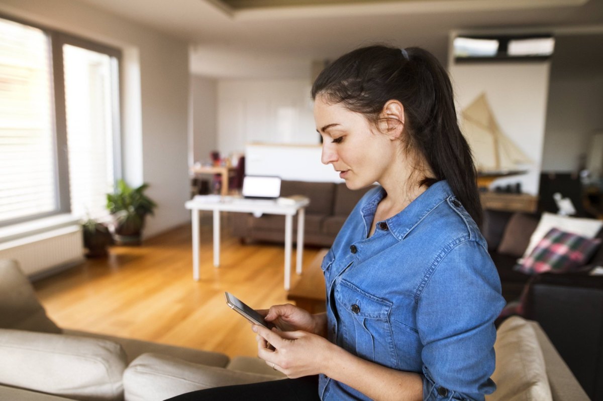 Frau mit Smartphone in der Hand