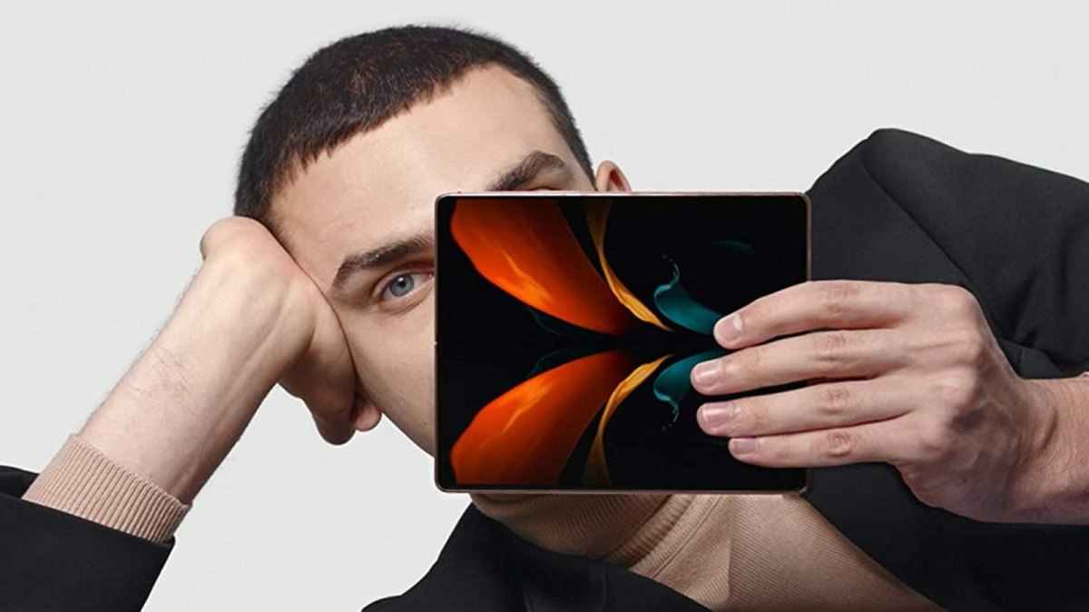 Mann mit Galaxy Z Fold