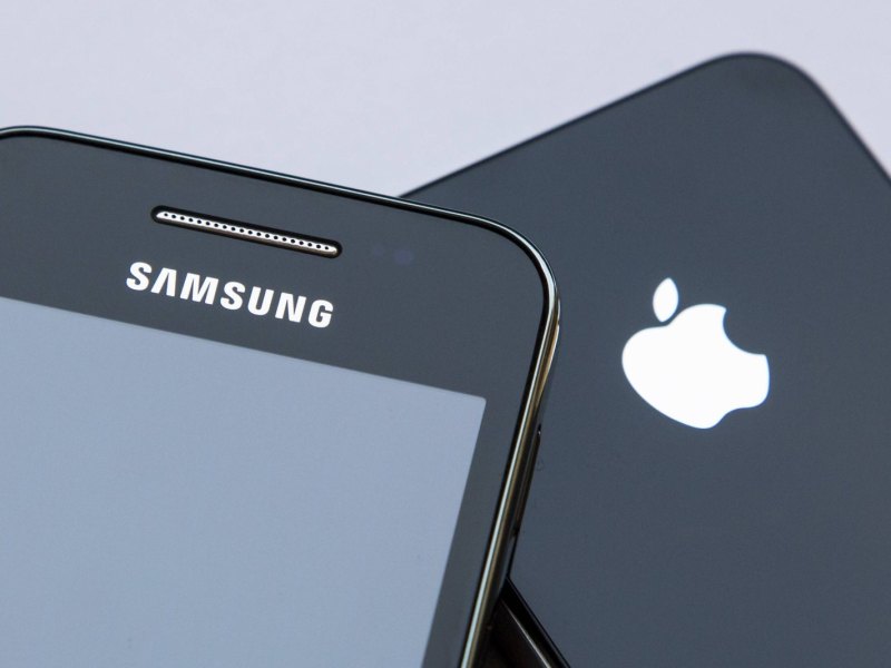 Samsung Smartphone liegt neben iPhone