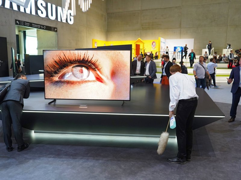 Samsung Smart-TV mit Bild von Auge auf Messe.