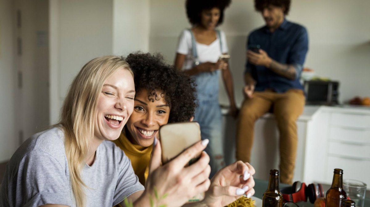 Zwei Frauen lachen und machen ein Selfie