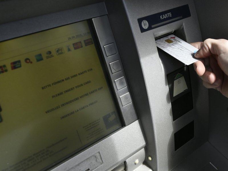 Karte an Bankautomat