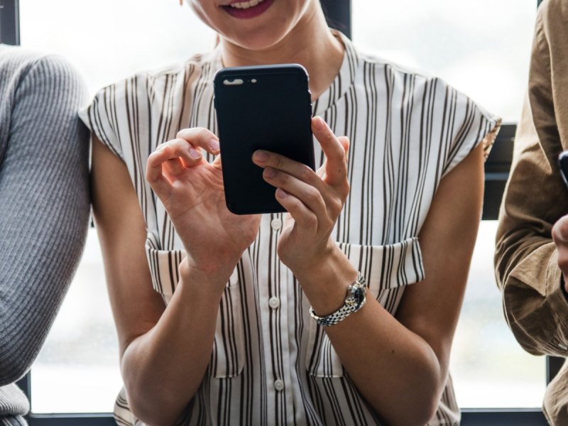 Frau mit Smartphone in der Hand