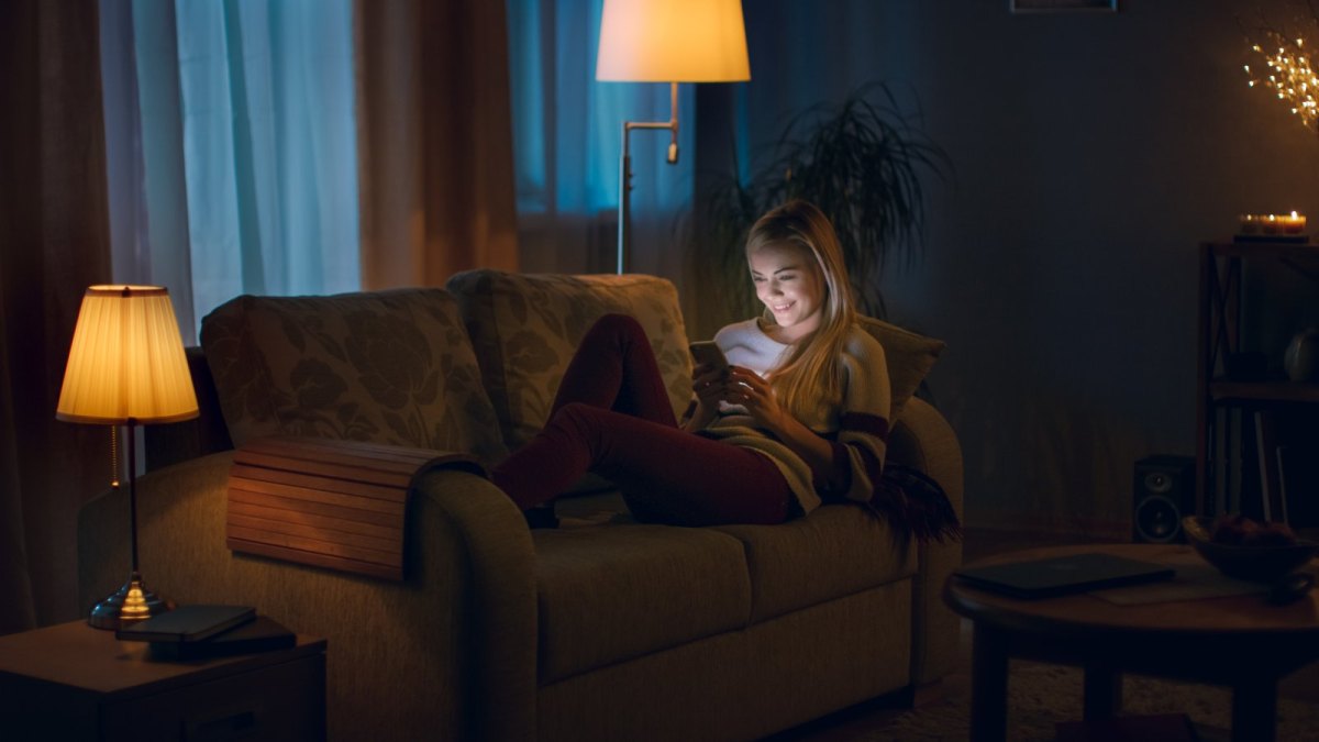 Frau auf dem Sofa mit Handy