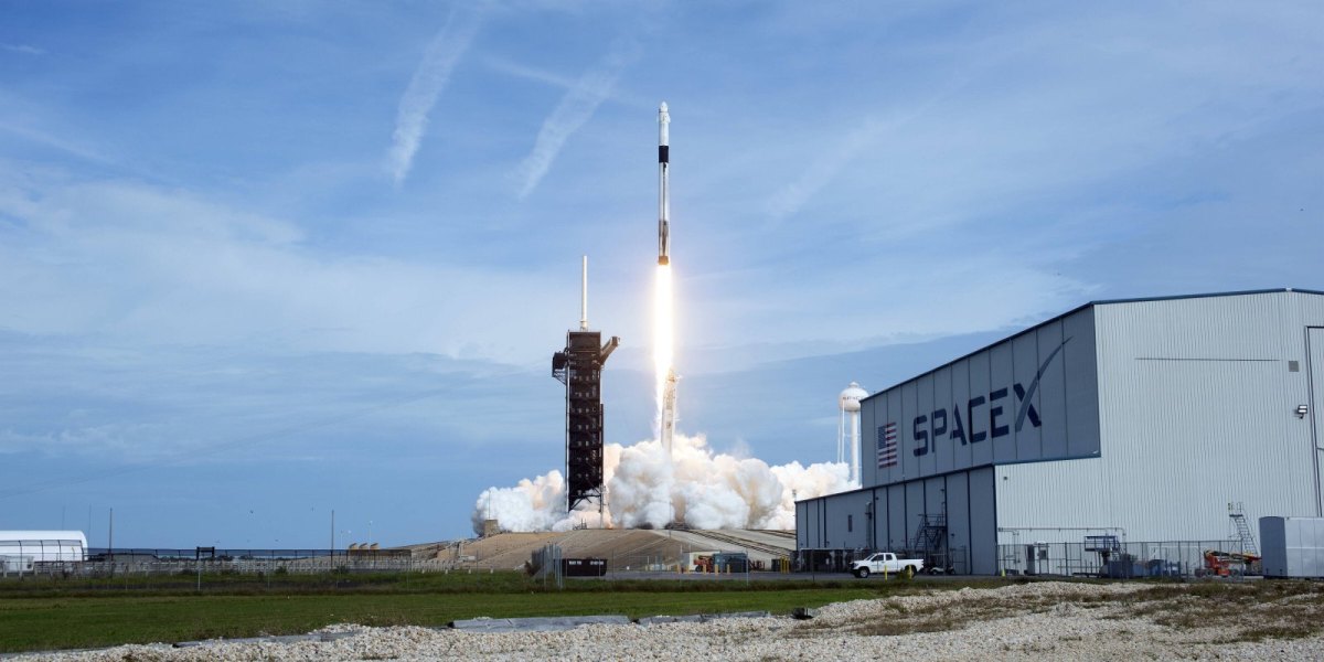 Rakete startet vor SpaceX-Gebäude