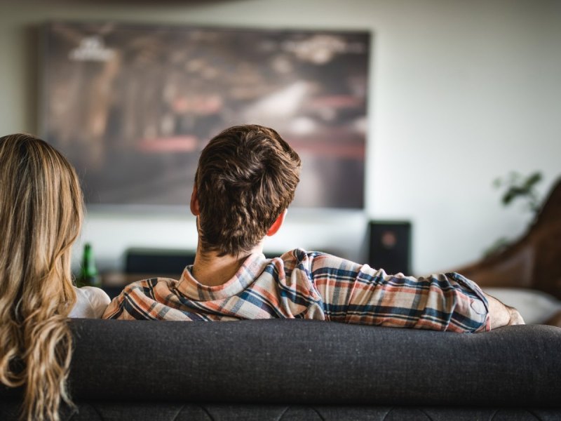 Mann und Frau schauen Fern.