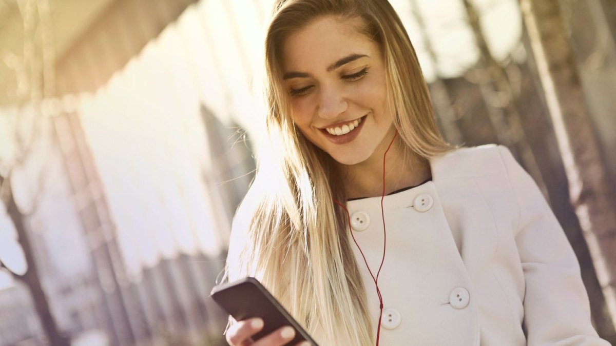 Eine Frau schaut auf ihr Smartphone