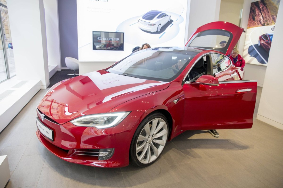 Tesla Model S in einem Showroom