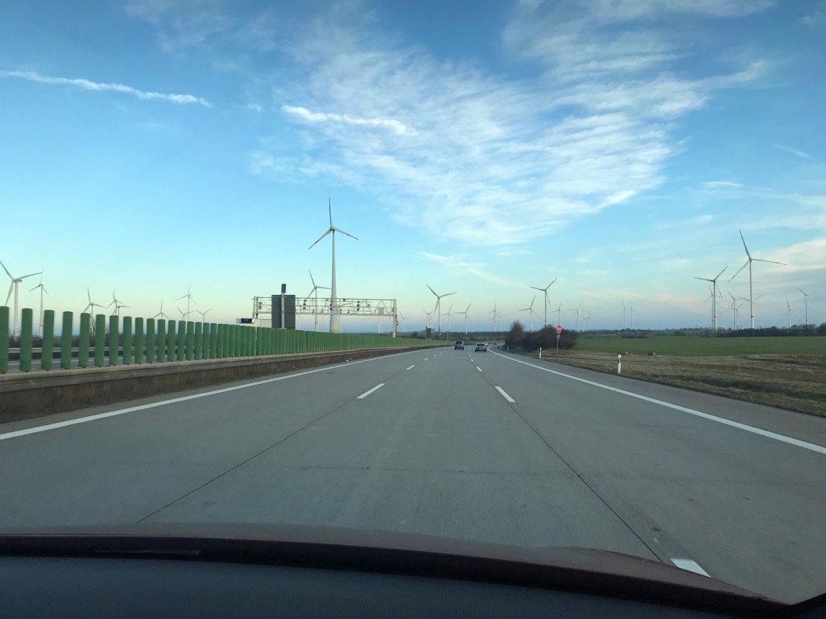 Foto von der Fahrbahn mit Blick auf Windräder