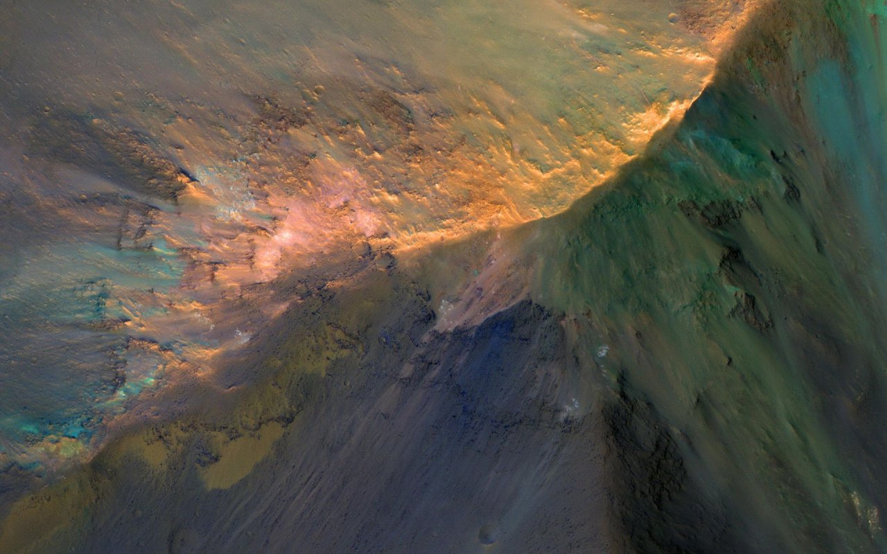 Im Juventae Chasma, das sich nördlich des Haupt-Canyon-Systems Valles Marineris befindet, gibt es viele Hügel, die etwa 1 km hoch sind.