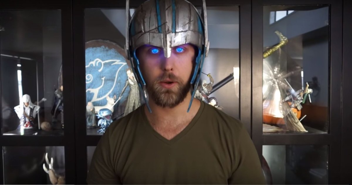 KyleofAsgard mit Thor-Helm