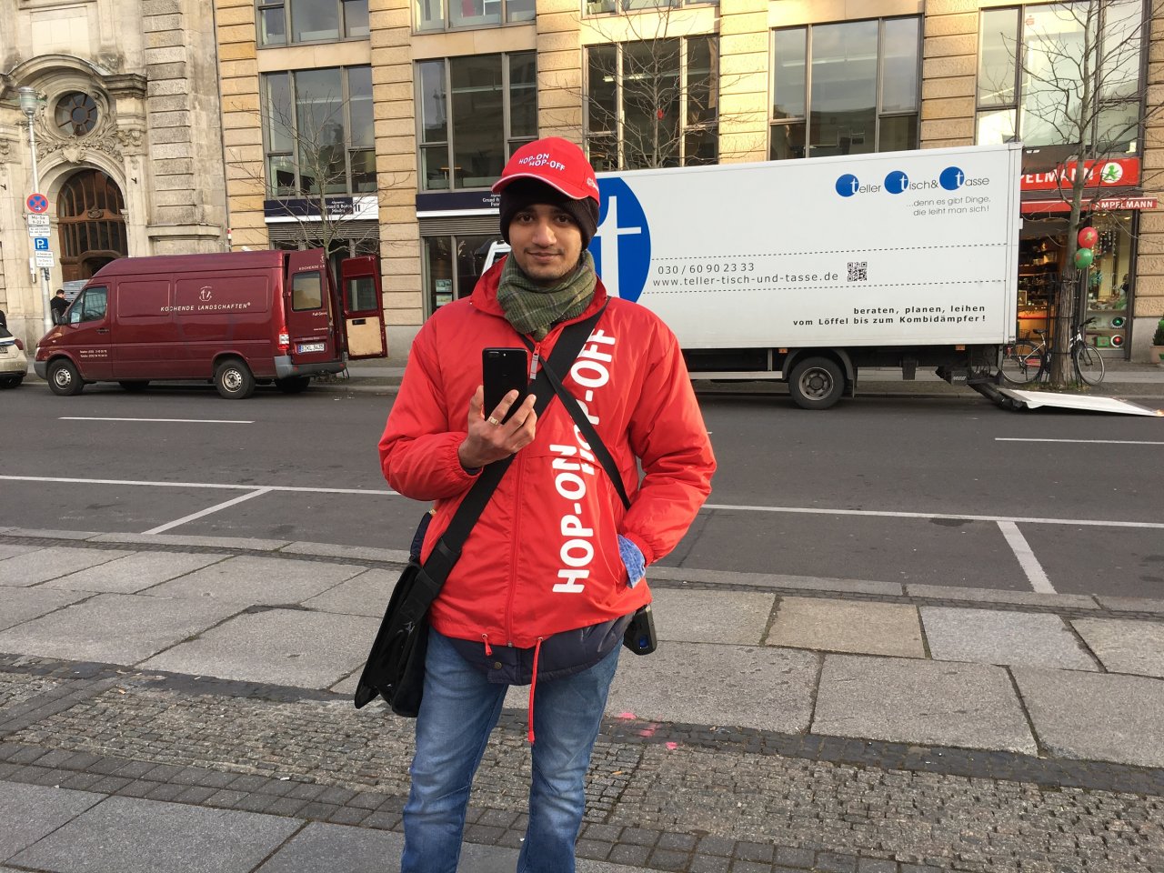 Ein Touristenführer am Gendarmenmarkt hat sich gerade ein neues Smartphone gekauft. Nur die Radiofunktion vom alten Handy fehlt ihm.