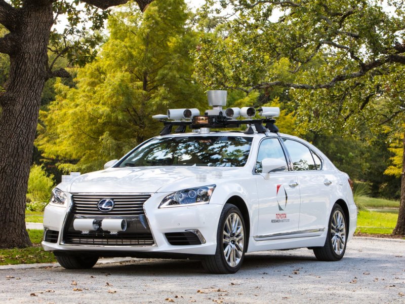 Der Lexus LS 600hL fährt als Testauto im Silicon Valley.