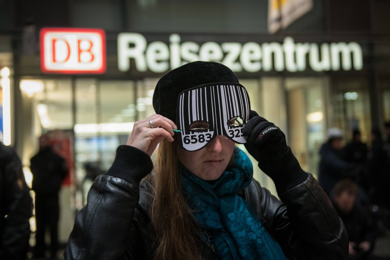 Nach dem ersten Test der Videoüberwachung am Berliner Südkreuz versucht die Bundespolizei es nun mit Situationserkennung. Protest gab es von Anfang an zuhauf.