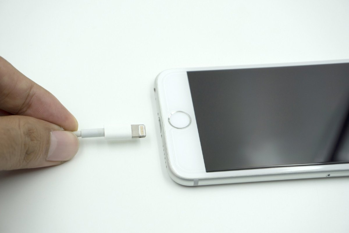 Ladekabel wird an ein iPhone angeschlossen