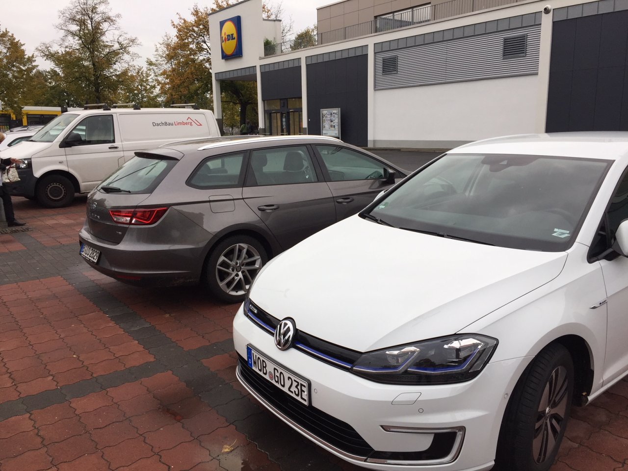 Auch auf nasser Straße fuhr der VW eGolf geschmeidig.