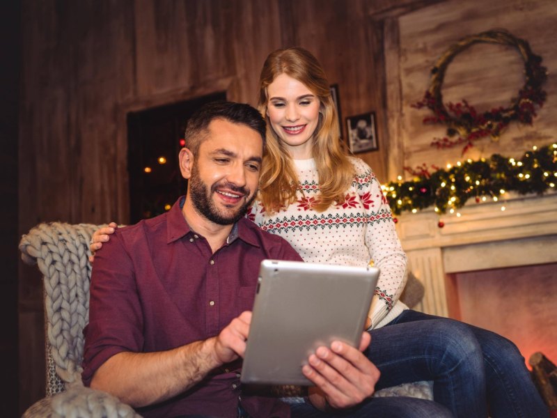 Pärchen schaut auf ein Tablet