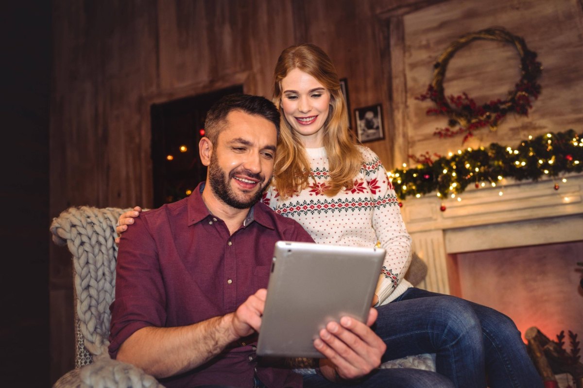 Pärchen schaut auf ein Tablet