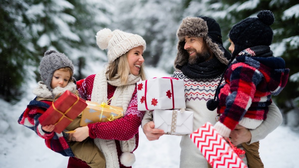 Reich beschenkte Familie im Schnee