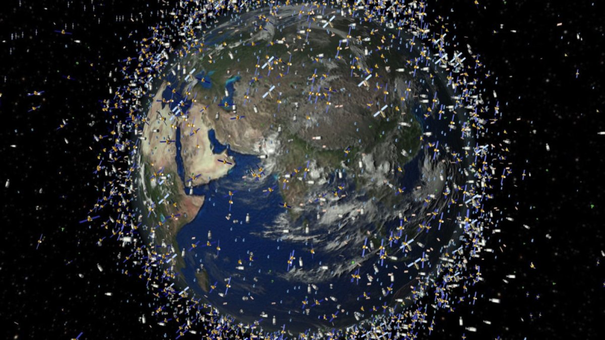 Simulation: Erdkugel mit Weltraumschrott umgeben