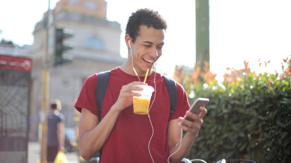 Mann mit Smartphone und Kopfhörern