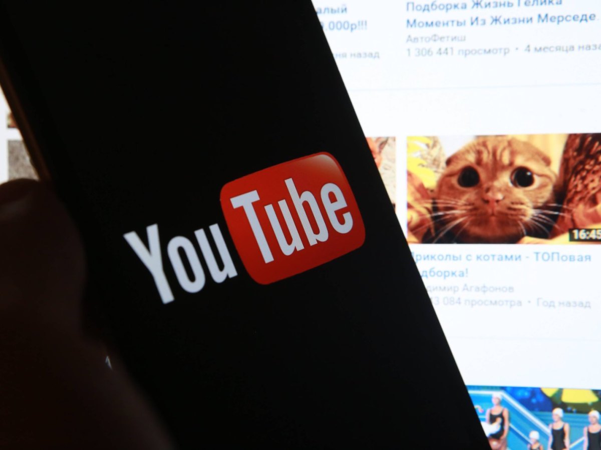 Logo von YouTube vor einem Clip mit Katzen