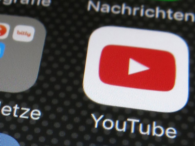 YouTube-Logo auf Smartphone-Display