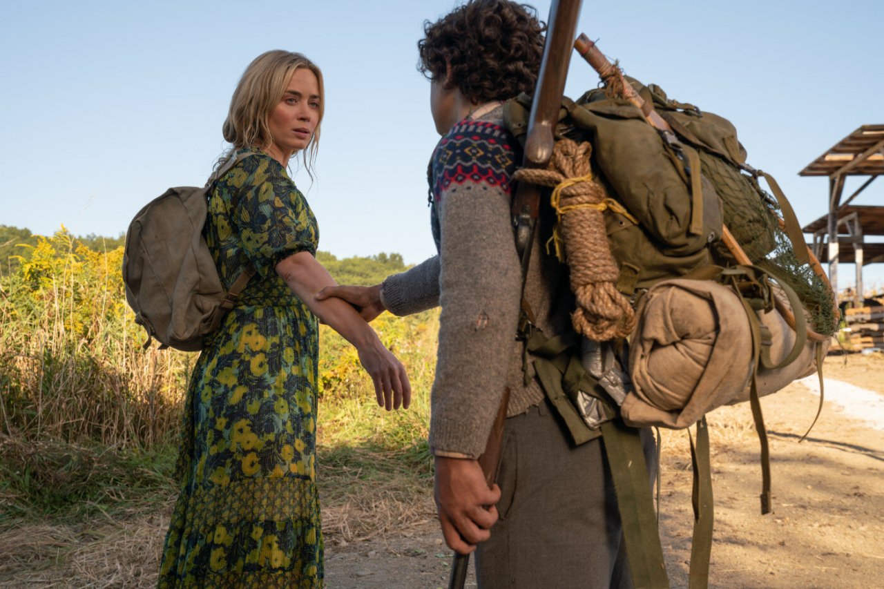 In "A Quiet Place 2" ist Mutter Evelyn Abbott (Emily Blunt) mit ihren Kindern auf sich allein gestellt. Die FSK-Freigabe für den Film verspricht Unheilvolles.