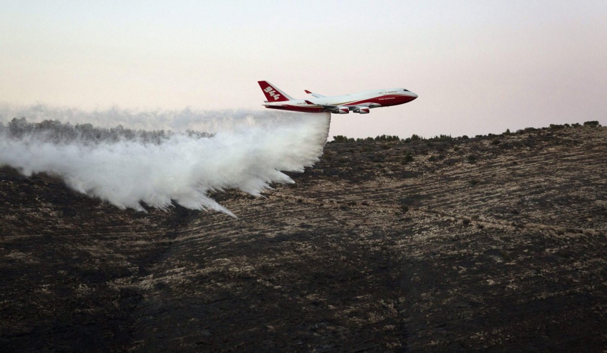 Ein auf Boeing basierender A747 SuperTanker wird beim Löschen von Bränden eingesetzt.