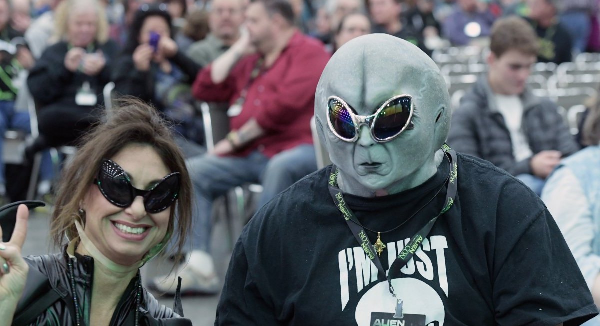 Frau und Mann mit Alien-Maske