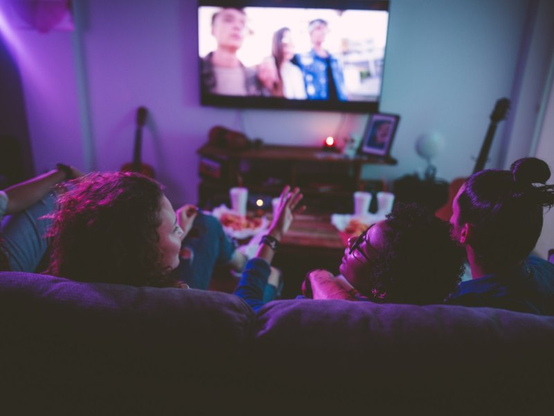 Menschen vor einem Fernseher