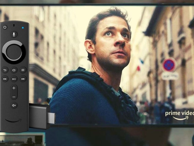 Amazon Fire TV Stick vor einem Fernseher mit der Prime-Video-App